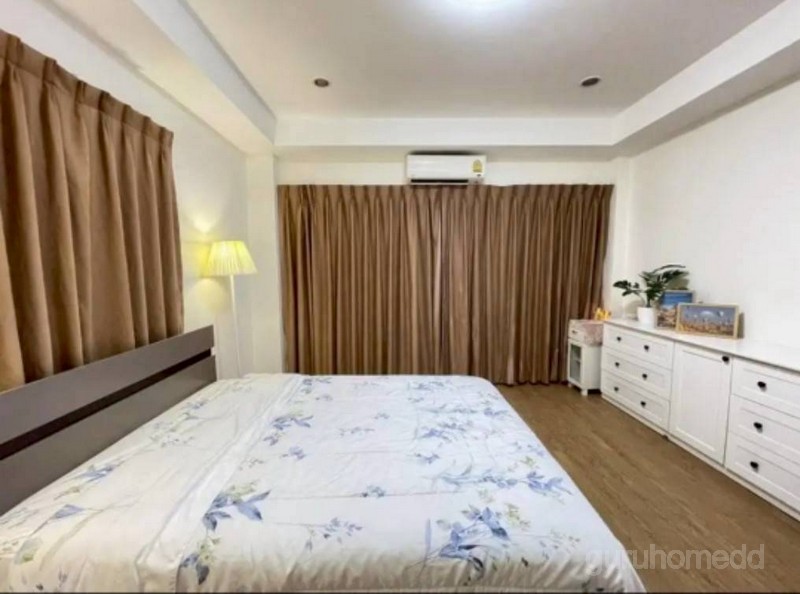 ให้เช่าทาวน์เฮ้าส์ 3 ชั้น พร้อมดาดฟ้า ใจกลางรัชดา ใกล้ MRTรัชดาภิเษก 4ห้องนอน 3ห้องน้ำ เฟอร์นิเจอร์ครบ พร้อมเข้าอยู่ - ghd000697R