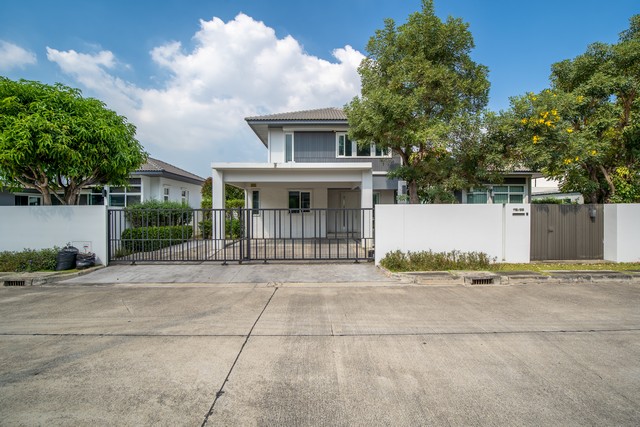 บ้าน มัณฑนา วงแหวน-บางบอน 3นอน 8990000 THAI BAHT ไม่ไกลจาก - ราคา ดี มีพื้นที่ด้านข้างเยอะ บ้านสภาพดี พร้อมเข้าอยู่