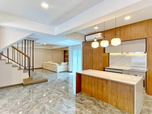 BTS ทองหล่อ 1.7กม. 5นอน ให้เช่าบ้านสไตล์โมเดิร์น 5 ชั้น หลังใหญ่หรู 601 ตร.ม. จัดเต็มเฟอร์ 