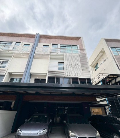 ขายโฮมออฟฟิศ 4 ชั้น เอกมัย - รามอินทรา ตกแต่งพร้อมเข้าอยู่ พร้อมชุดเฟอร์นิเจอร์