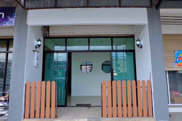 หน้านิคม ตลาดนครฉลองกรุง500ม. รร.วัดทิพพาวาส 1กม. อาคารพาณิชย์ 4ชั้น 23 ตร.วา.370 ตร.ม.  ติดถนนใหญ่  ม.เจ้าคุณทหารลาดกระบัง 3.8 กม.4 นอน 