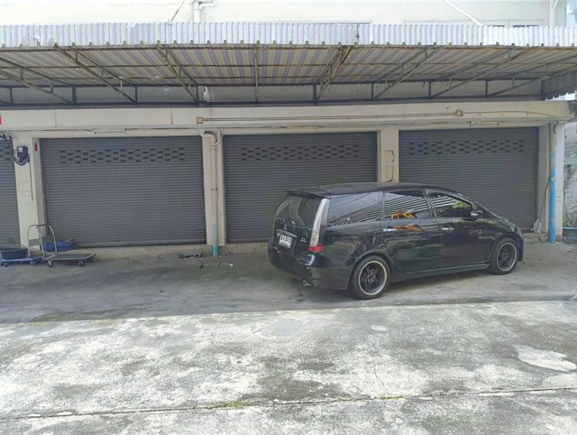 MRTท่าพระ 2.2 กม. 1 นอน จรัญฯ 11-15 MRT จรัญฯ 13 1 กม. ให้เช่าอาคารพาณิชย์ 3 คูหาทะลุกัน กว้างขวาง เหมาะกับเป็นโกดังขนาดกลาง  สต็อกสินค้า 