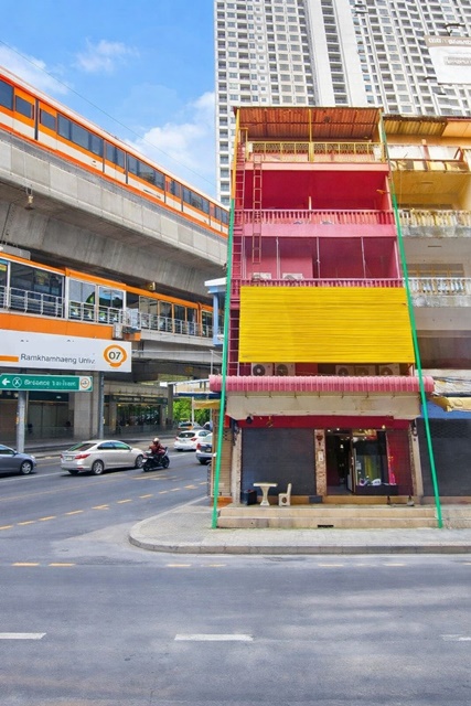 ให้เช่าอาคารพาณิชย์ 2 คูหา 5 ชั้น ตรงข้ามม.รามคำแหง 600 ม.   15แอร์ 14นอน MRT รามคำแหง 1.2 กม.รามคำแหง 37-45 