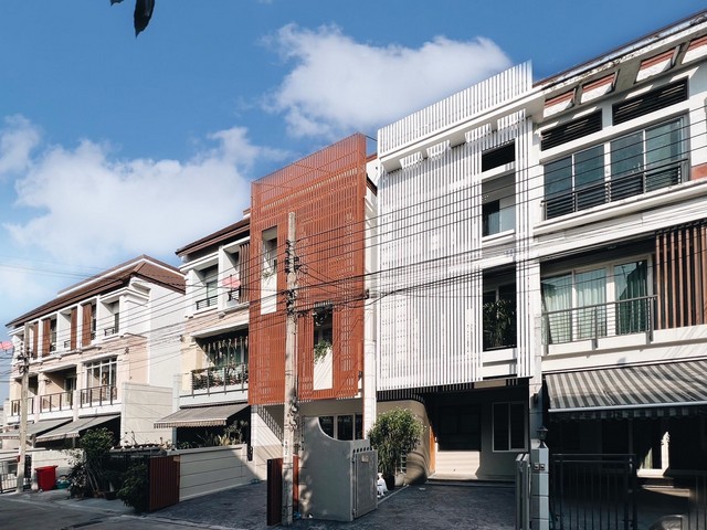 ขายTownhome 3 ชั้น Mono Haus เลียบด่วนรามอินทรา แถมครัว Built-in ใหม่ 