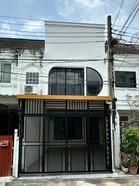 ขายทาวน์เฮ้าส์ 2 ชั้น หมู่บ้านประชากรไทย ลาดพร้าว93 โนเวทใหม่ Minimal Style ใกล้รถไฟฟ้าสายสีเหลือง