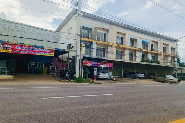 ขายขาดทุนอาคารพาณิชย์ 3 ชั้น ติดถนนสายแม่สอด-อุ้มผาง อาคารพาณิชย์พระธาตุผาแดงต.พระธาตุผาแดง อ.แม่สอด จ.ตาก