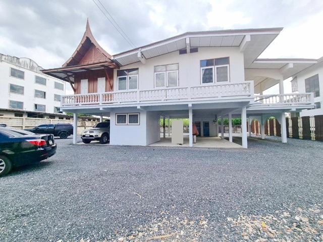 ให้เช่าบ้านเดี่ยว 2 ชั้น 40ตร.วา. 160ตร.ม. 3นอน 2 น้ำ รร.เตรียมอุดมศึกษาน้อมเกล้า 500ม. รร.นานาชาติฮีทฟิลด์ 1กม. MRT สัมมากร 1กม.