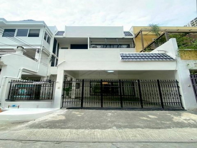 ให้เช่าบ้าน 3 ชั้น พระราม9 ตกแต่งครบ พร้อมเข้าอยู่ทันที ตรงข้าม Central International School