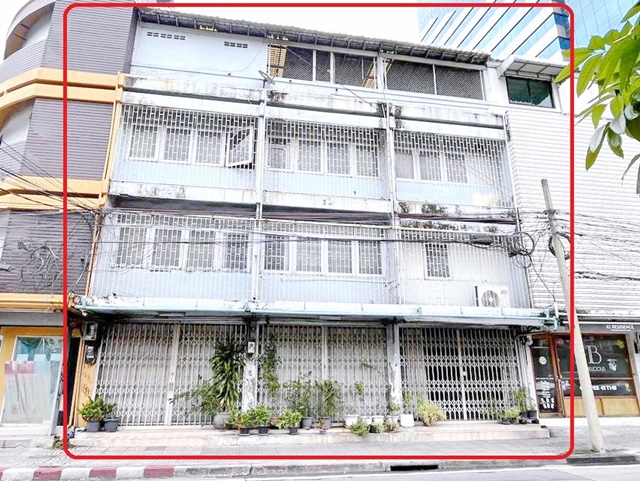 BTSเอกมัย 349ม. 7-Eleven130ม. สุขุมวิท38-48  ทองหล่อ ให้เช่าอาคาร 3คูหา 4ชั้น  Hostel 18ห้อง  802ตรม. รพ. สมิติเวช สุขุมวิท 600 ม.