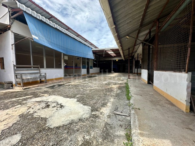 ที่ดิน พร้อมสิ่งปลูกสร้าง 100 ตร.วา ซอยรัชดาภิเษก 36 ( เสือใหญ่อุทิศ )