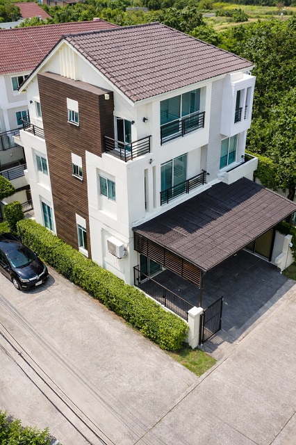 บ้านรีโนเวทใหม่BTSสายหยุด สะพานใหม่ ถ.วัชรพล เวนิส ดิ ไอริส 2.1 กม.ทาวน์โฮม 3 ชั้นให้เช่าหลังมุม 3 นอน 3 น้ำ 25 ตร.ว.