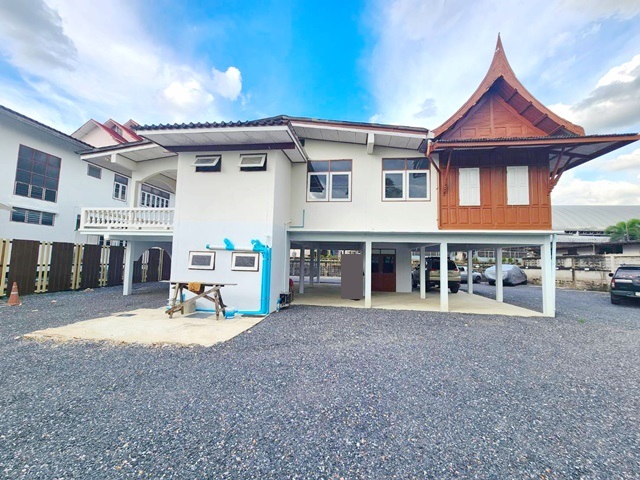 เพียวเพลส รามคำแหง 1.1 กม. MRT สัมมากร 1กม.ให้เช่าบ้านเดี่ยว 2 ชั้น 50ตร.วา. 165ตร.ม.รร.เตรียมอุดมศึกษาน้อมเกล้า 500ม.  3นอน 2 น้ำ