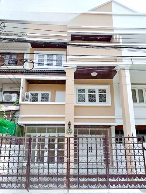 เกษตร-นวมินทร์ 1.7 กม.MRT วัชรพล1.3กม.เดอะวอล์ค  6นอน  รามอินทรา 30-36 ให้เช่าทาวน์โฮม 3 ชั้น โรงเบียรเยอรมัน