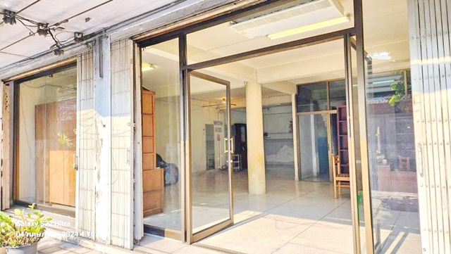 ทองหล่อ สุขุมวิท38-48  ให้เช่าอาคาร 3คูหา 4ชั้น  Hostel 18ห้อง  800ตรม. BTSเอกมัย 349ม. 7-Eleven130ม.  รพ. สมิติเวช สุขุมวิท 600 ม.